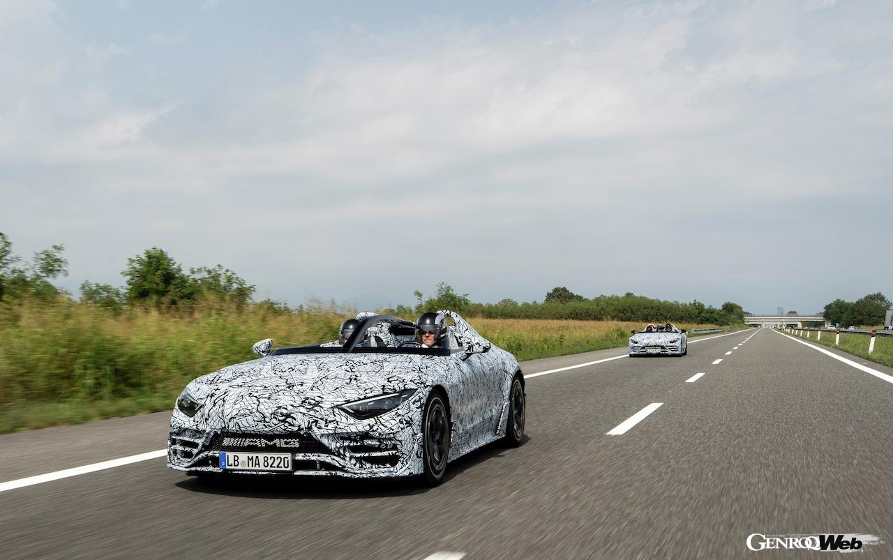 カモフラージュ偽装を施した状態でイタリアの公道を走行する2台の「メルセデス AMG ピュアスピード」。