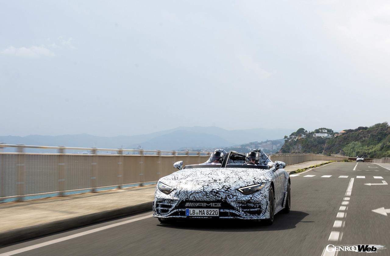 カモフラージュ偽装を施した状態でイタリアの公道を走行する2台の「メルセデス AMG ピュアスピード」。