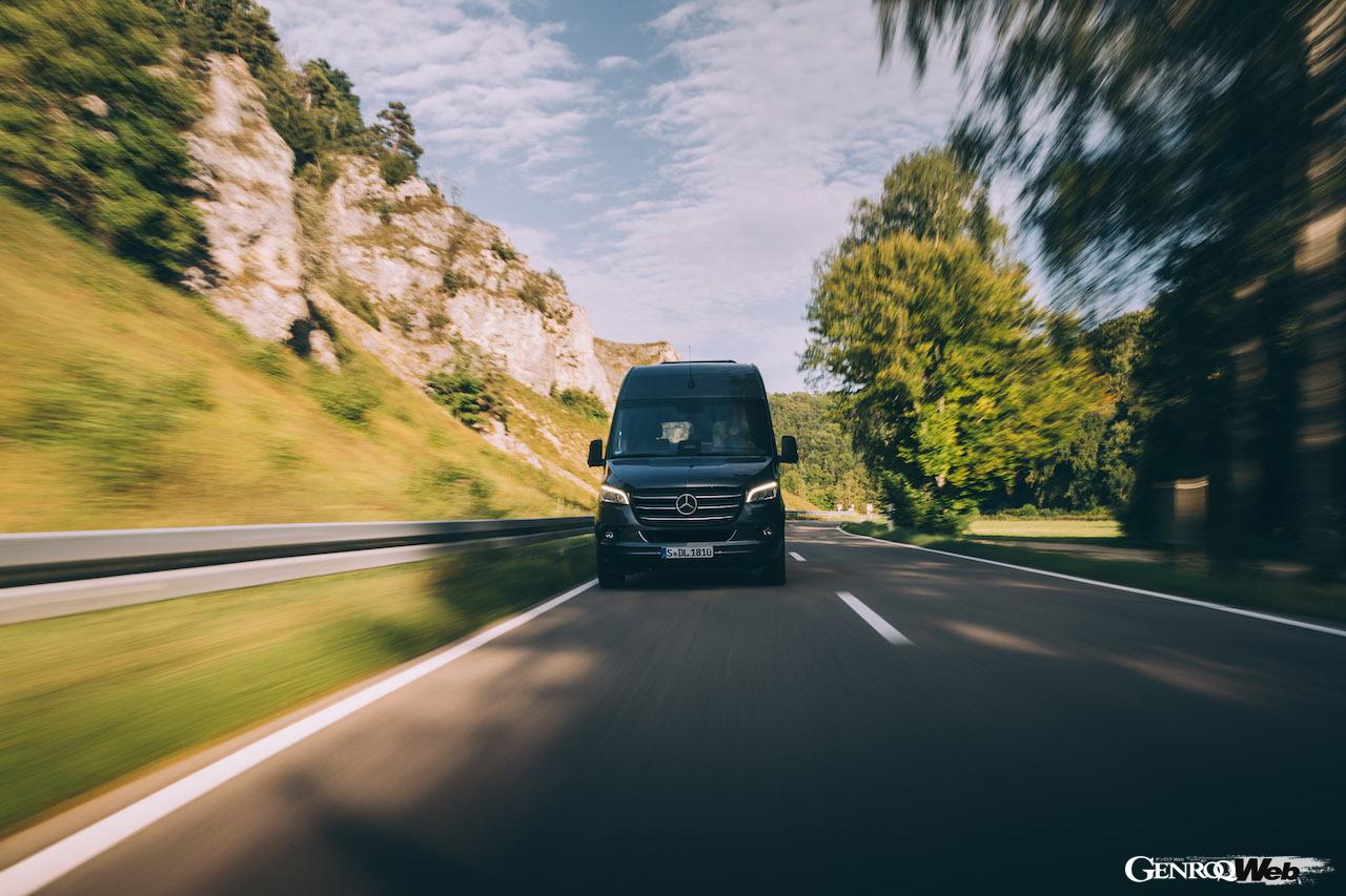 「メルセデス・ベンツ スプリンター」改良新型の走行シーン。