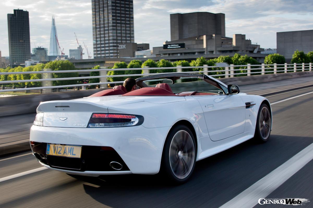 2013年にオープンモデルの「V12ヴァンテージ ロードスター」もデビューした。