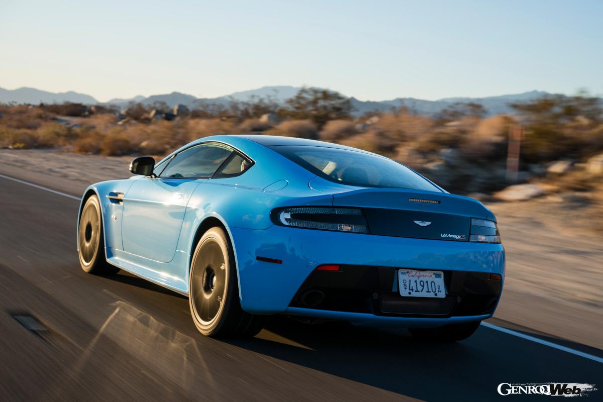 カーボンファイバー製フロントエアダム、ボンネットルーバー、リヤディフューザーそして大型テールスポイラーで武装し、重量増をわずか50kgにとどめた。