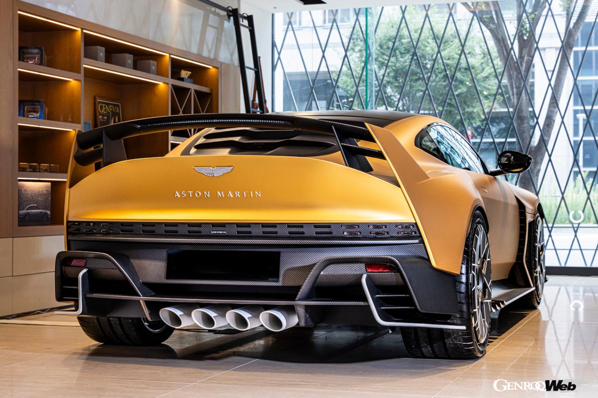 エンドパイプはヴァラーが3本出しなのに対してヴァリアントは4本出しとなる。