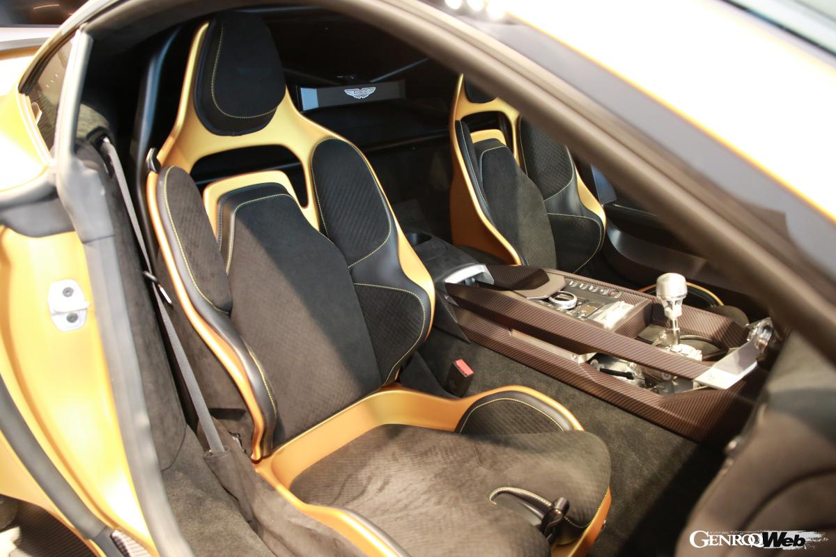 軽量化され、剥き出しとなったシフトリンケージがレーシーな雰囲気を醸すインテリア。