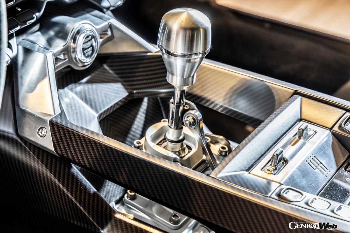 軽量化され、剥き出しとなったシフトリンケージがレーシーな雰囲気を醸すインテリア。