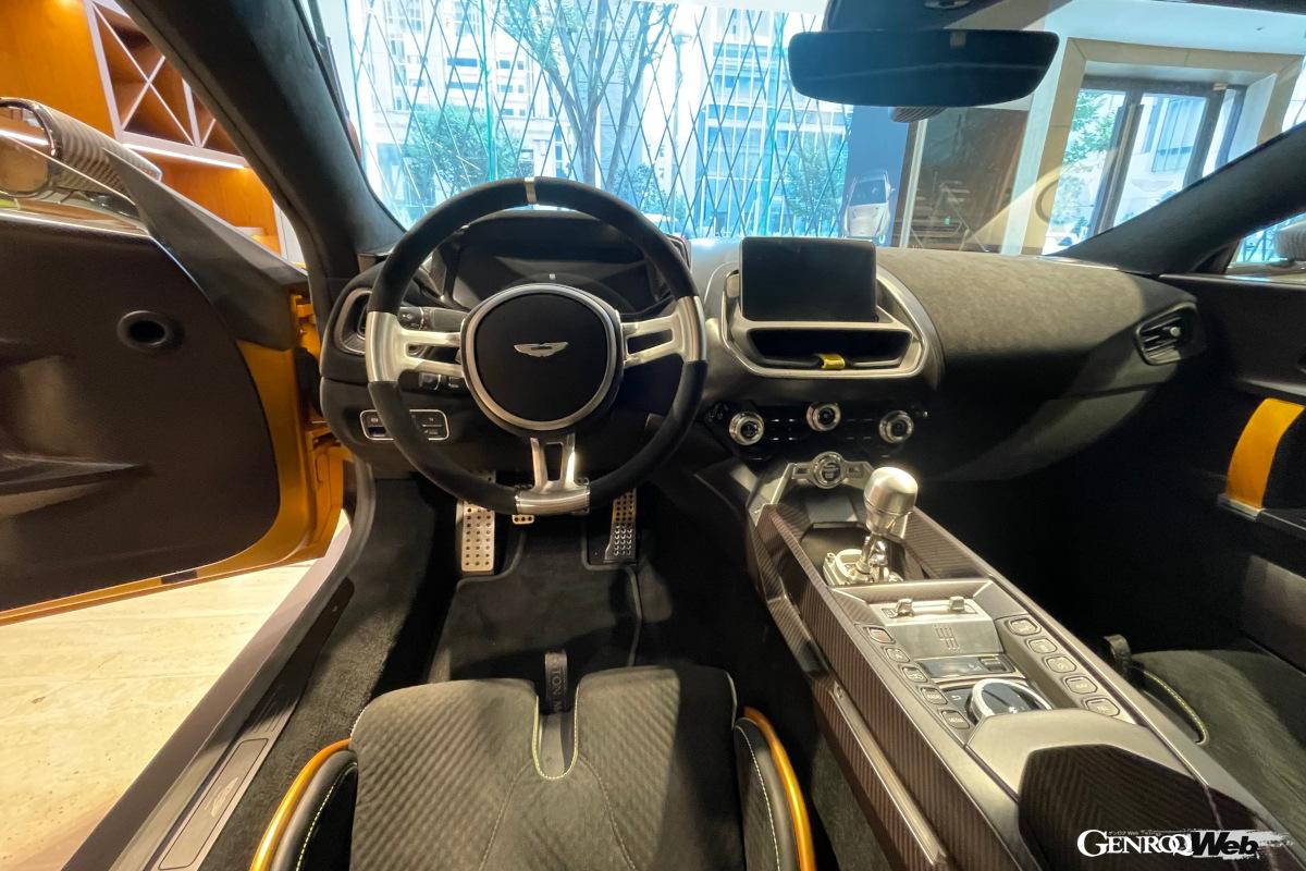 軽量化され、剥き出しとなったシフトリンケージがレーシーな雰囲気を醸すインテリア。