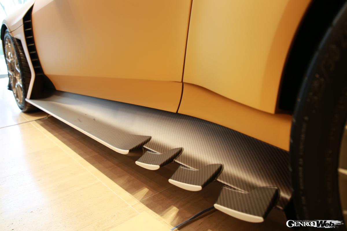 サイドシル後方にフロントスプリッターと連携したボルテックスジェネレーターを備える。