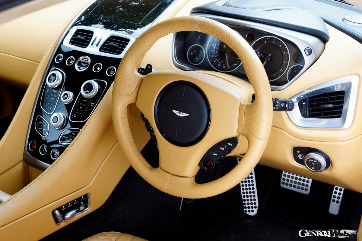 レイアウトを全面的に刷新したインテリア。レッグスペースなど各部のスペースが拡大している。