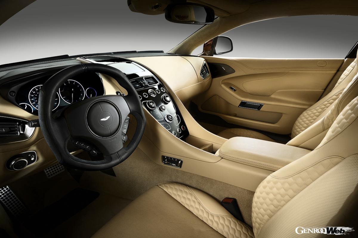 レイアウトを全面的に刷新したインテリア。レッグスペースなど各部のスペースが拡大している。