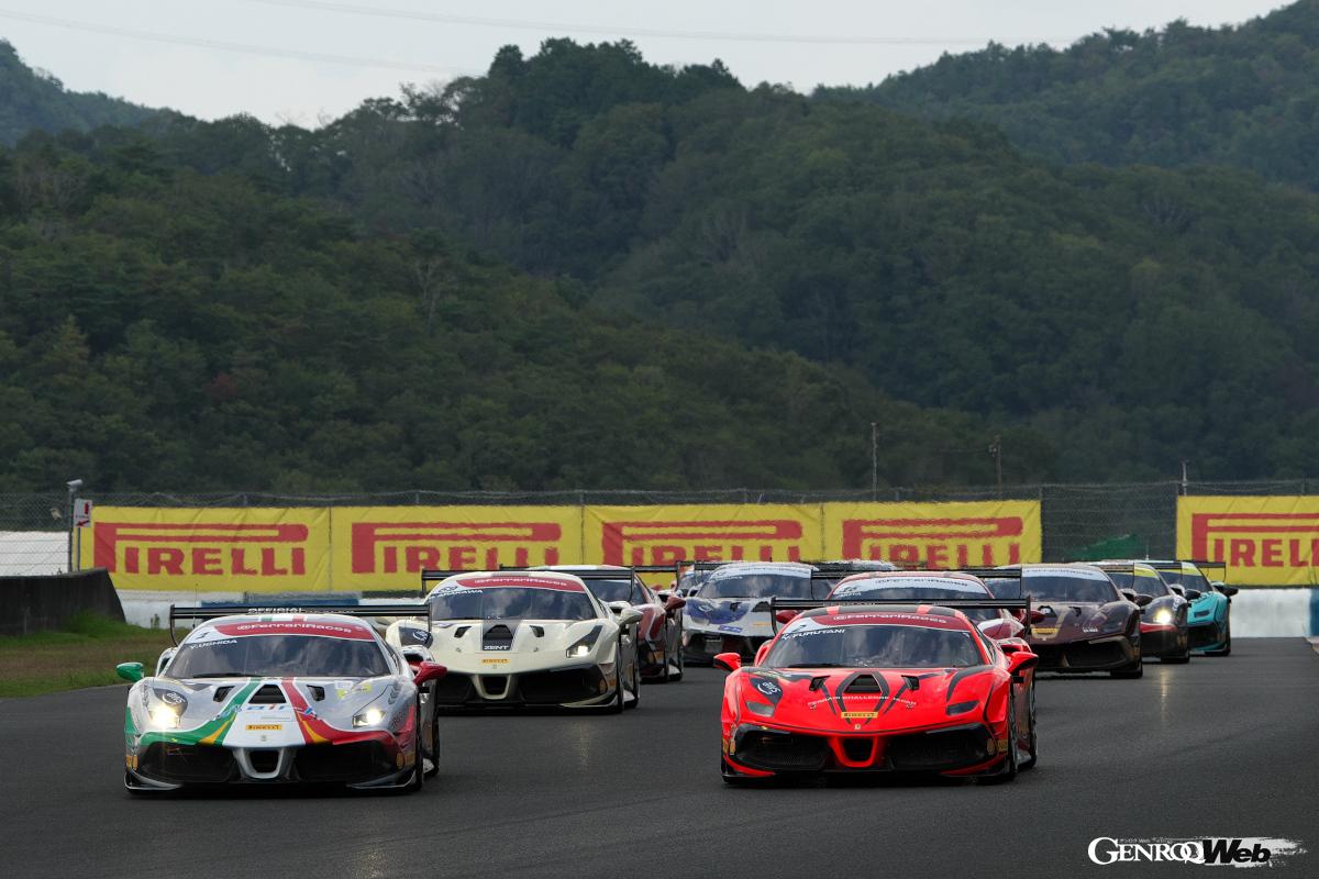 ポールポジションのYudai Uchida（左）はサスペンショントラブルでリタイヤを喫する。