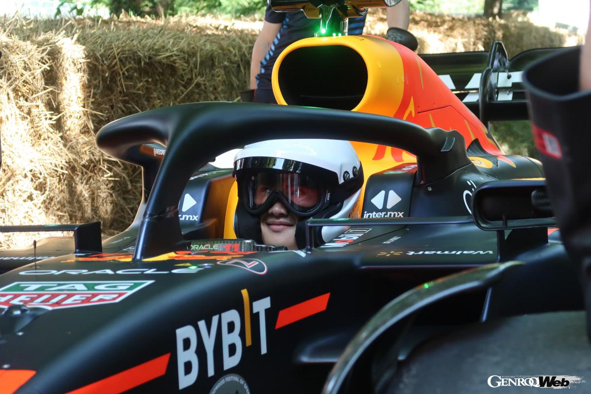 向かって左から1966年RC173（展示のみ）、2024年RC213V、1959年RC142。RC142はマン島初年度に走らせたマシン。これとRC213Vを一緒に走らせると同時に、RA272とレッドブルのRB18（2日目の午後に角田選手が搭乗）を一緒に走らせることで、ホンダの2輪と4輪の過去と現在を結びつけようとした。