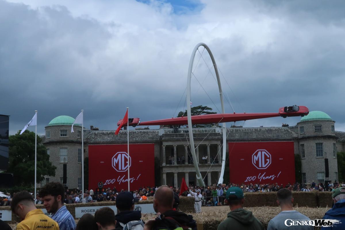 今年はジャガー・ランドローバー・グループが、近年掲げるハウス・オブ・ブランド（端的にいえばブランドの集合体）のコンセプトを巨大なパビリオンで示していた