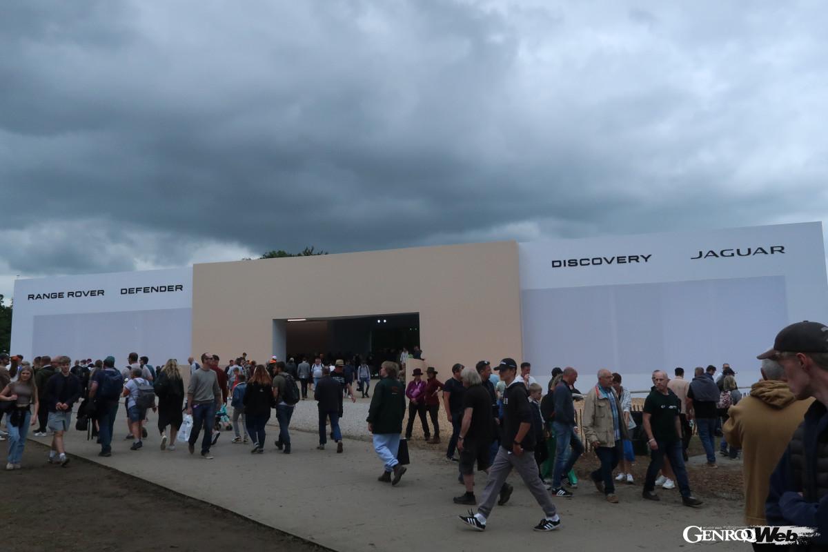 今年はジャガー・ランドローバー・グループが、近年掲げるハウス・オブ・ブランド（端的にいえばブランドの集合体）のコンセプトを巨大なパビリオンで示していた