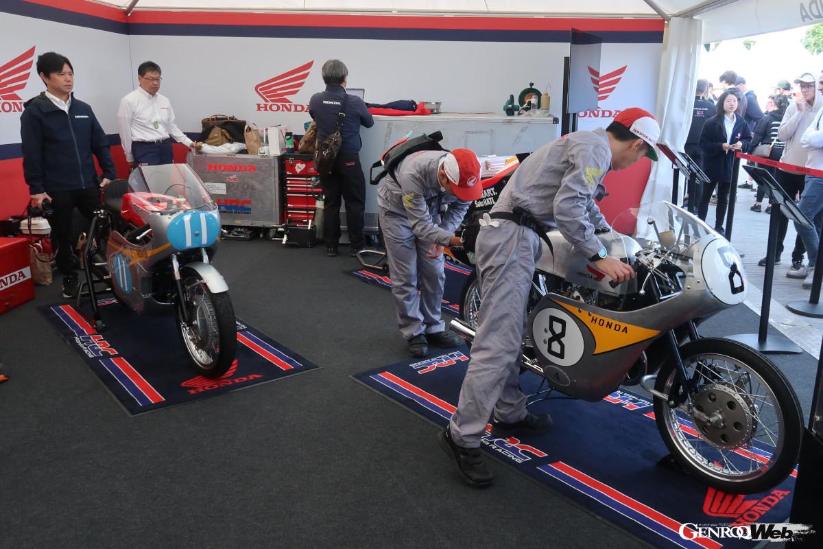 向かって左から1966年RC173（展示のみ）、2024年RC213V、1959年RC142。RC142はマン島初年度に走らせたマシン。これとRC213Vを一緒に走らせると同時に、RA272とレッドブルのRB18（2日目の午後に角田選手が搭乗）を一緒に走らせることで、ホンダの2輪と4輪の過去と現在を結びつけようとした。