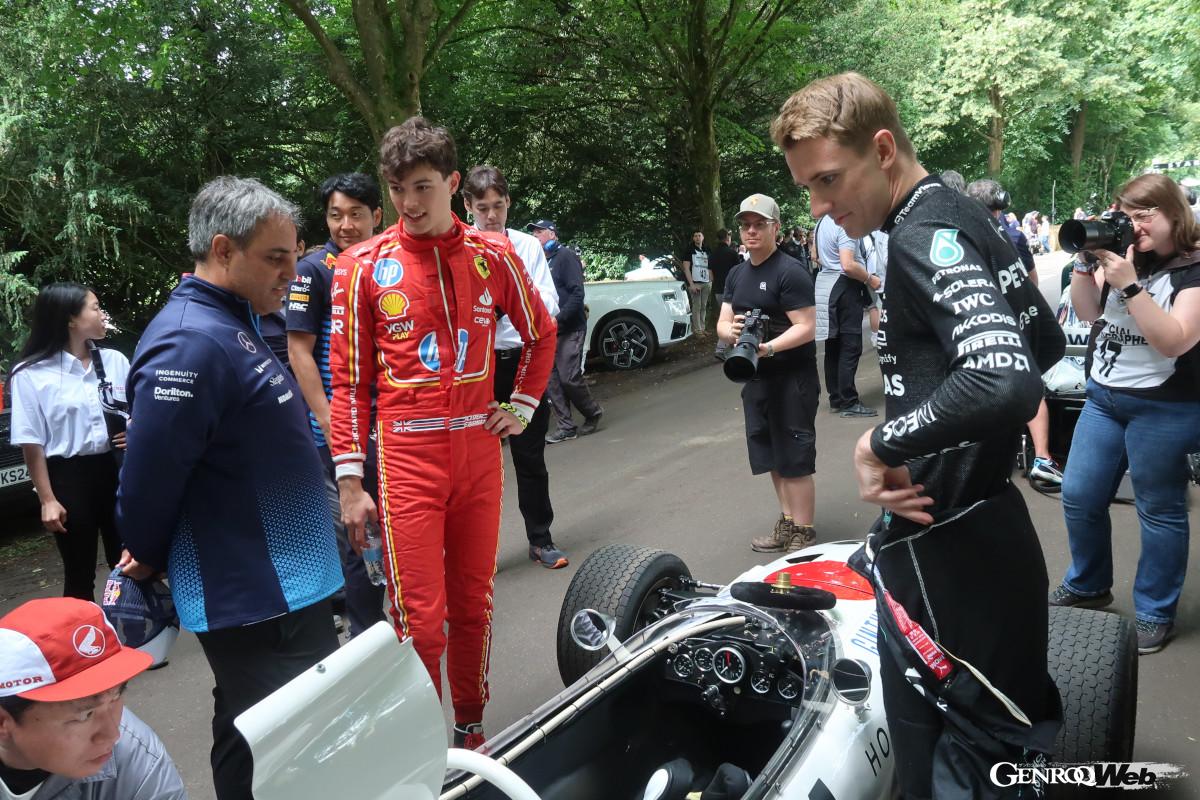 フレッド・ヴェスティ（メルセデスF1のリザーブドライバー）やオリヴァー・ベアマン（フェラーリF1のリザーブドライバー）などの若手も興味津々。大御所ジャッキー・スチュワートもやってきた。