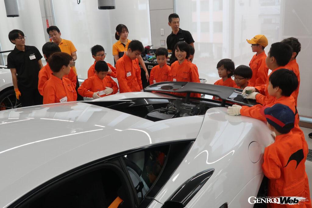 身近で感じるスーパーカーに子供たちは興奮。何人かは将来のオーナーかも。