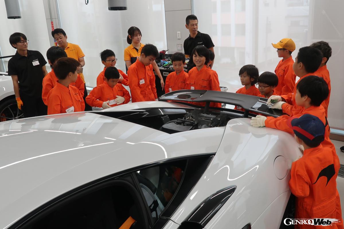 身近で感じるスーパーカーに子供たちは興奮。何人かは将来のオーナーかも。
