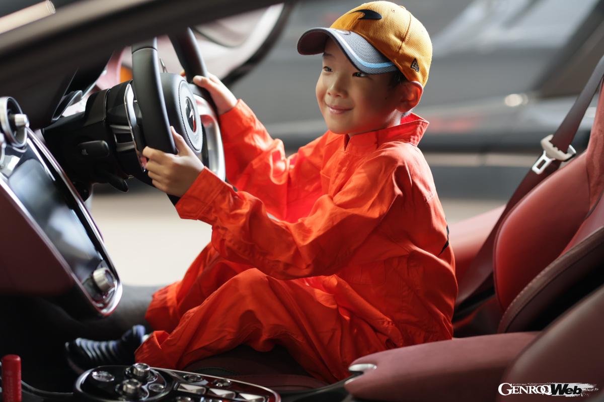 身近で感じるスーパーカーに子供たちは興奮。何人かは将来のオーナーかも。
