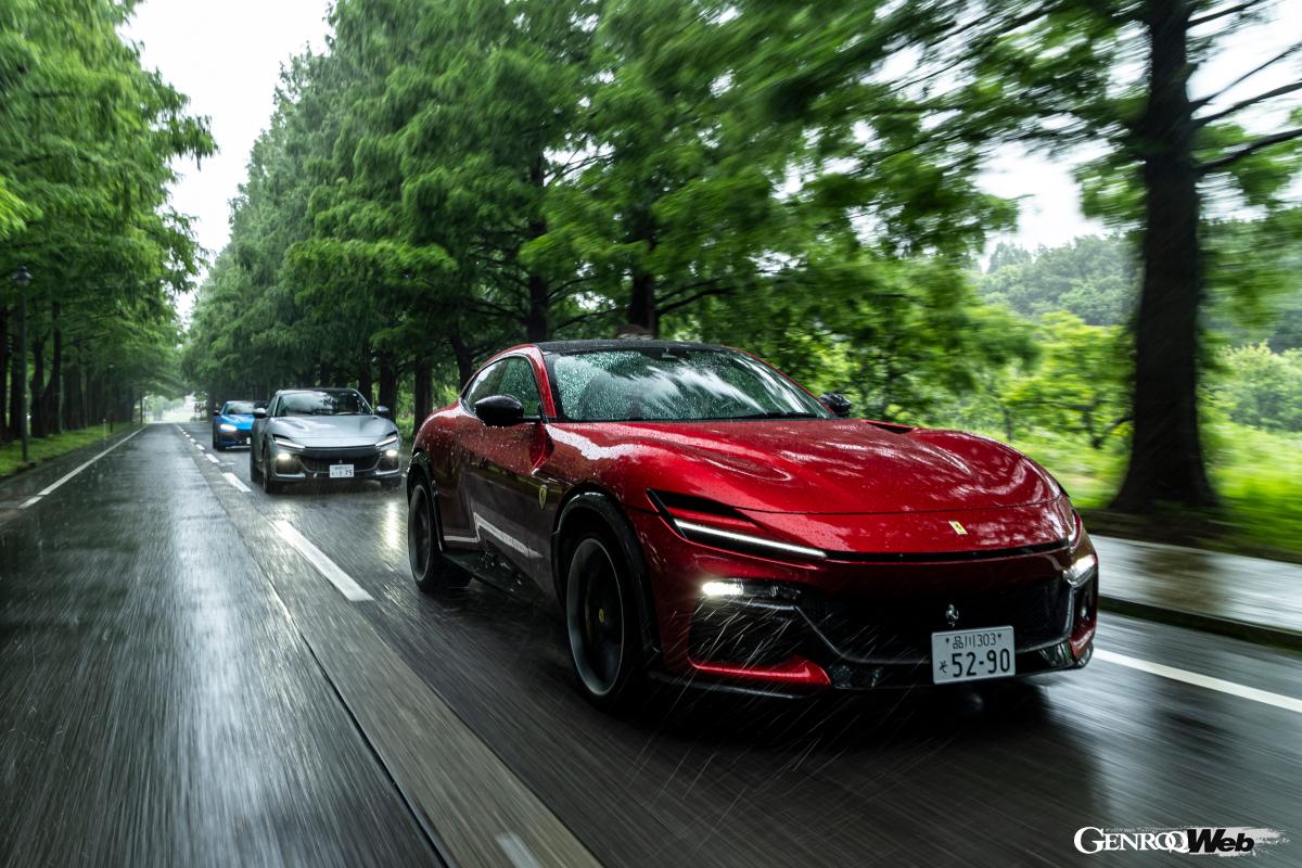 スタートは京都。北野天満宮境内で旅の安全を祈念する青いプロサングエ。あいにくの雨模様も、いつもの背の低い跳ね馬でないことをかえって喜んでみる。天候に左右されないフェラーリは貴重だ。