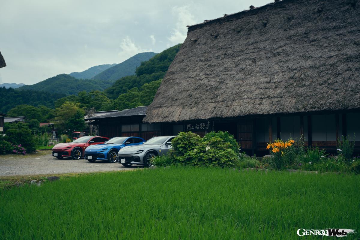 茅葺き屋根の家屋を見られる白川郷・五箇山の合掌造り集落。