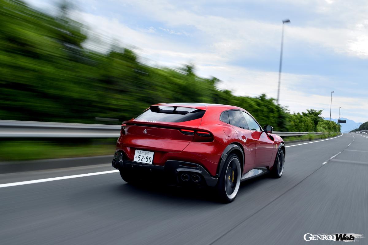 高速道路を疾走するプロサングエ。