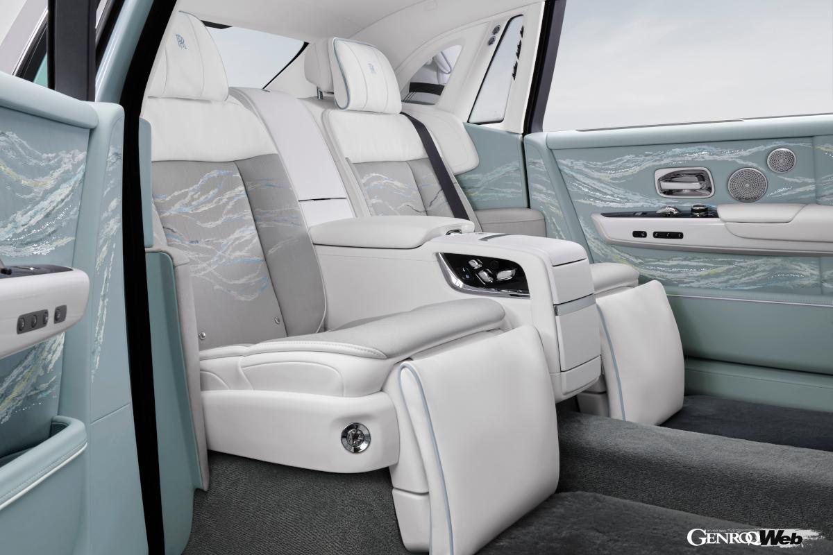 合計で86万9500針（！）の刺繍を施されたドアトリムやシート地。