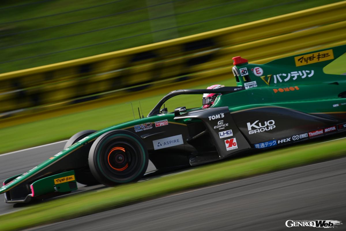 第4戦を制した坪井選手。併催レースのKYOJO CUPで妻、斎藤愛未選手も優勝しており、夫婦で週末を制覇した。