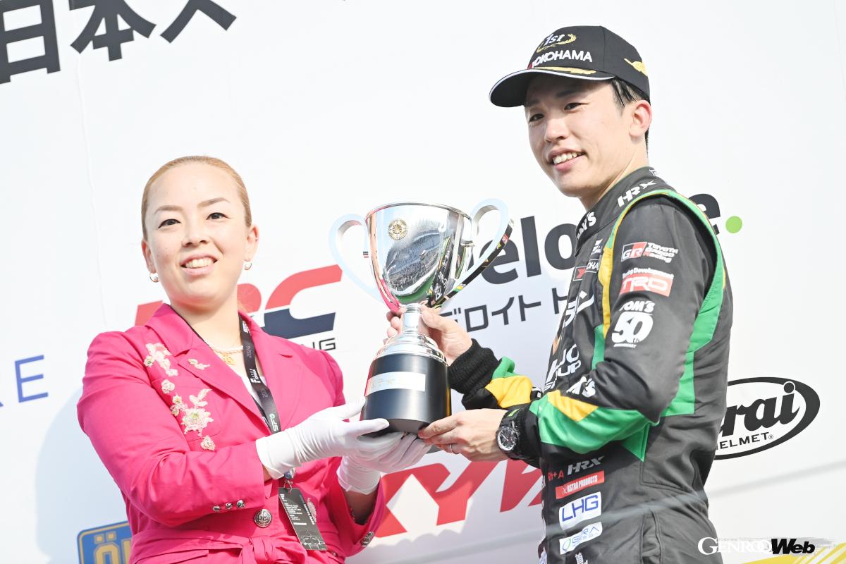 遥子女王殿下から賜杯を下賜された坪井選手。