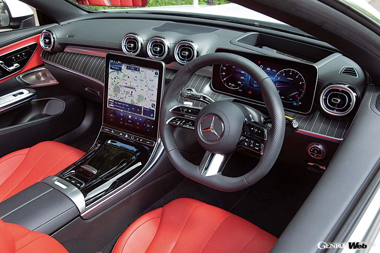 最新世代のMBUXを採用。音声アシスタントには「ジャスト・トーク機能」が追加された。フロントシートに内蔵されたエアスカーフが首元を暖めてくれる。前席はシートヒーターも完備。