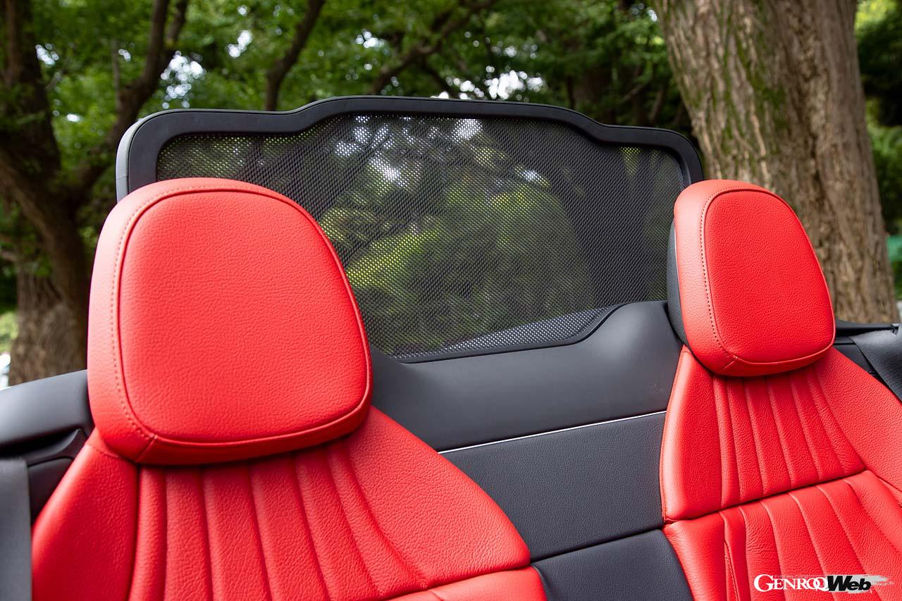 フロントウインドウ上部のウインドウディフレクターと後席後ろのドラフトストップが室内への風の巻き込みを抑制する。