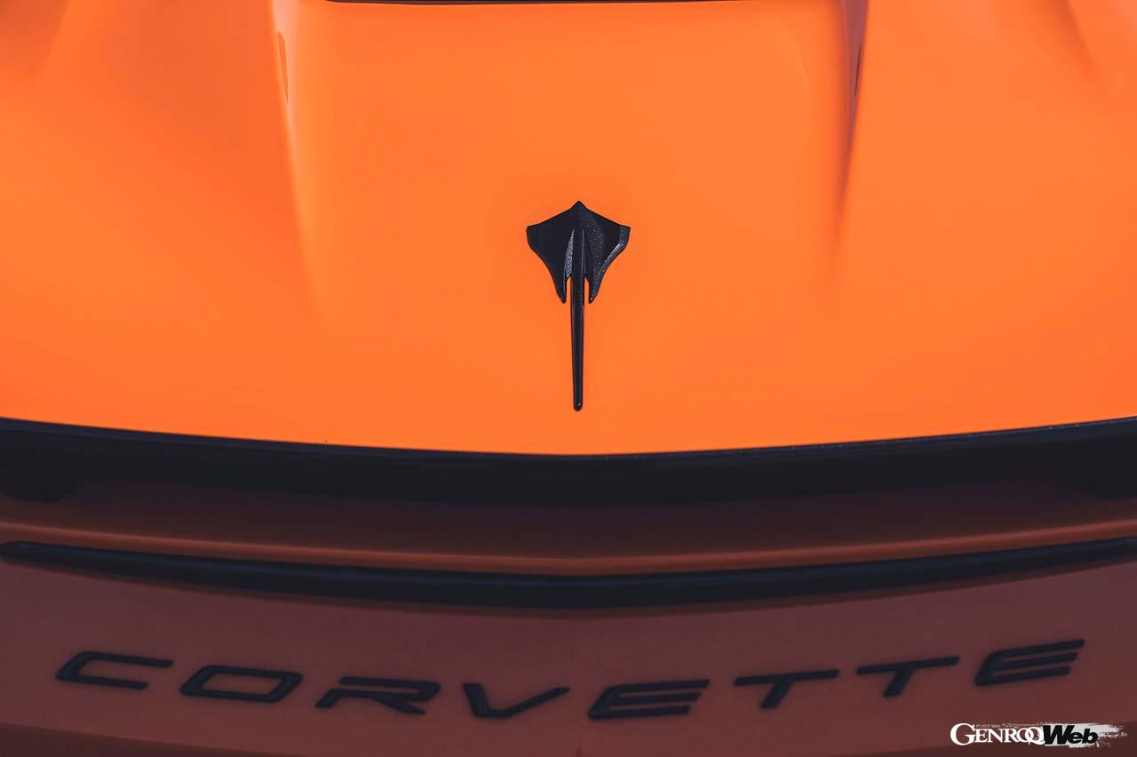 渥美半島の伊良湖港から伊勢湾フェリーに乗ると、およそ一時間で三重県の鳥羽に着く。なお、この航路は国道42号線の海上区間に指定されている。初日はここで日没を迎えたため、撮影は終了。翌早朝に神宮へと向かった。写真は門前町「おはらい町通り」でのワンショット。周辺にある「伊勢志摩スカイライン」や「パールロード」は、日本屈指のドライビングコースである。