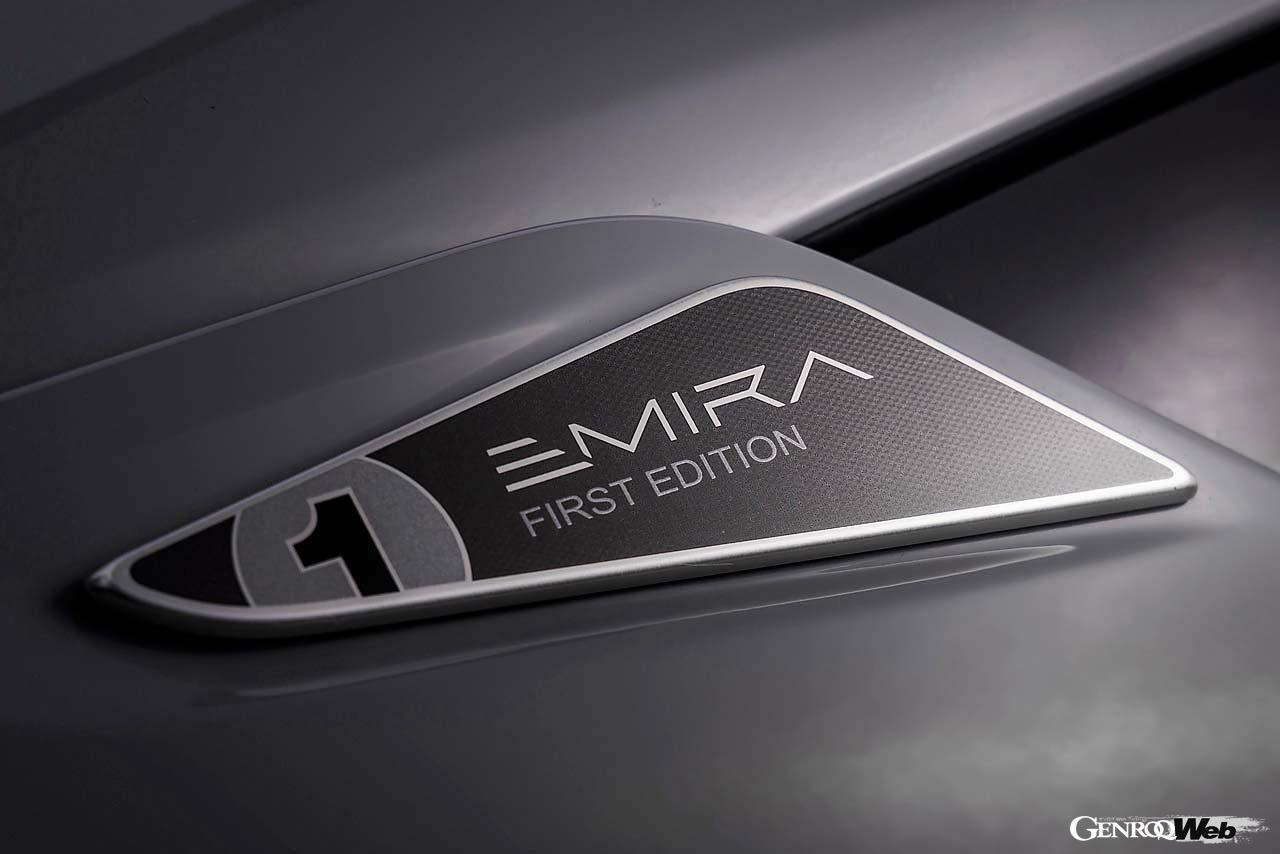 V6の半年後に発表されたエミーラの2.0リッター4気筒バージョンがようやく日本に上陸した。この2台、スペックだけを比較するならば最高出力で40PS、最大トルクは同じ、車重は53kg、価格は88万円違うだけである。さらに内外装はごく細かな部分以外まったく共通ときた。ロータスはなぜエミーラに2種類のモデルを用意したのか？ 早速確認へ連れ出してみた。