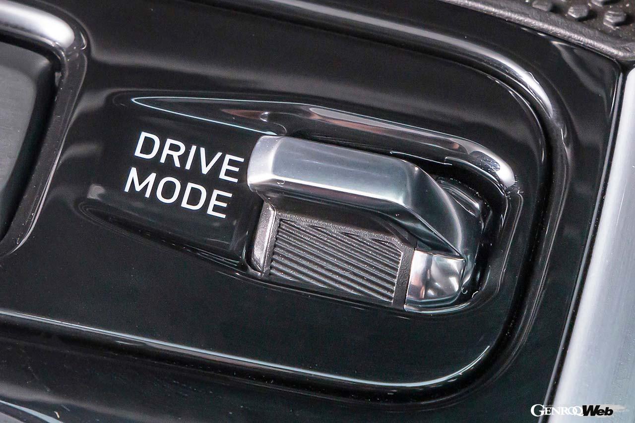 DPM（ダイナミックパフォーマンスマネージメント）と呼ばれる走行モードはシフトノブ前方のスイッチで選択できる。モードは「ツアー」「スポーツ」「トラック」の3種類。