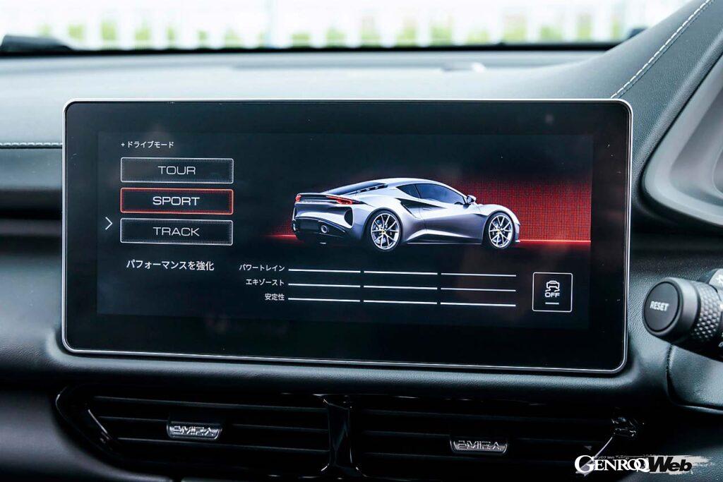 DPM(ダイナミックパフォーマンスマネージメント)と呼ばれる走行モードはシフトノブ前方のスイッチで選択できる。モードは「ツアー」「スポーツ」「トラック」の3種類。