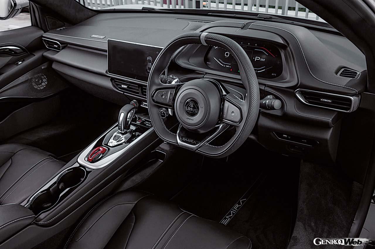 インテリアの写真はすべて直4で、シートの素材や色、ステッチカラーをいくつか選べることを含め、V6も仕様はまったく同じ。サイドシルが低くなり乗降性も飛躍的に高まった。