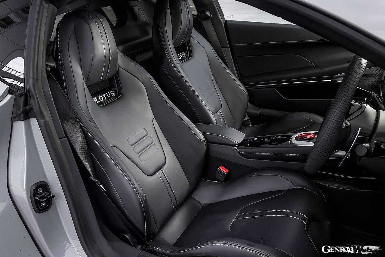 ファーストエディションの標準仕様となるブラックナッパレザーシート。ステッチカラーはグレー。ホールド性だけでなく快適性にも配慮した形状となる。