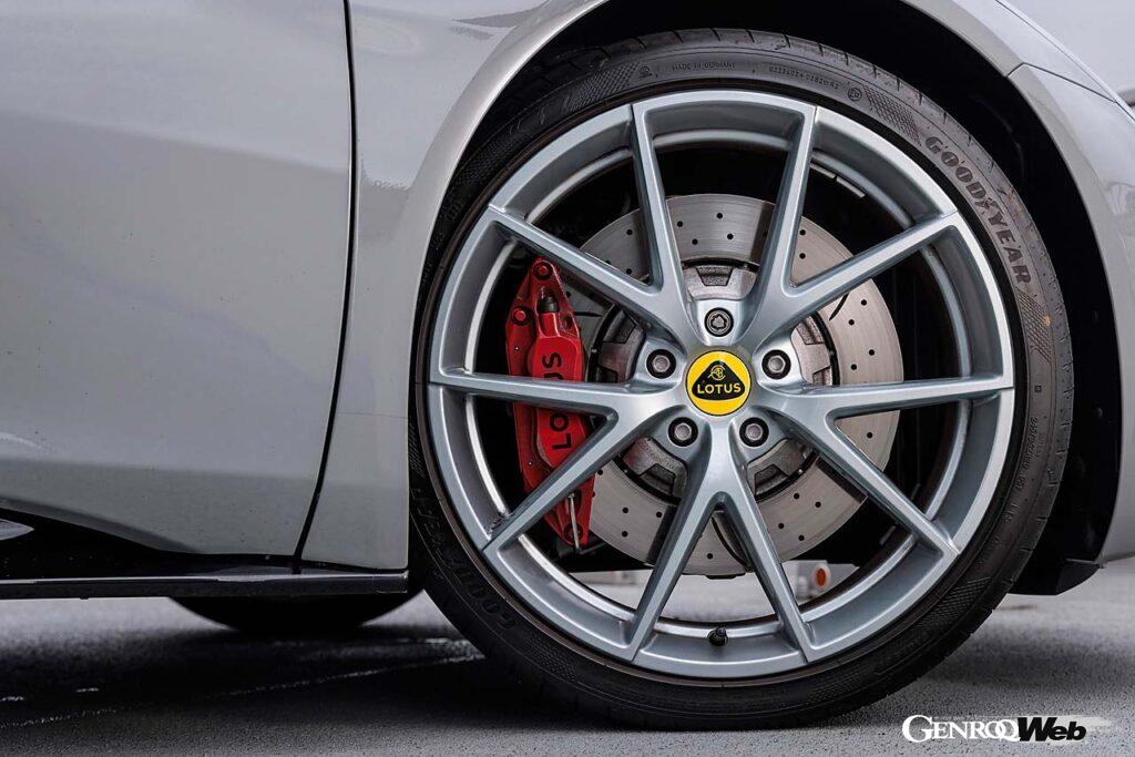 タイヤ&ホイール、ブレーキのサイズもV6とi4はまったく同一。キャリパーのカラーはブラック、レッド、イエロー、シルバーから選択可。