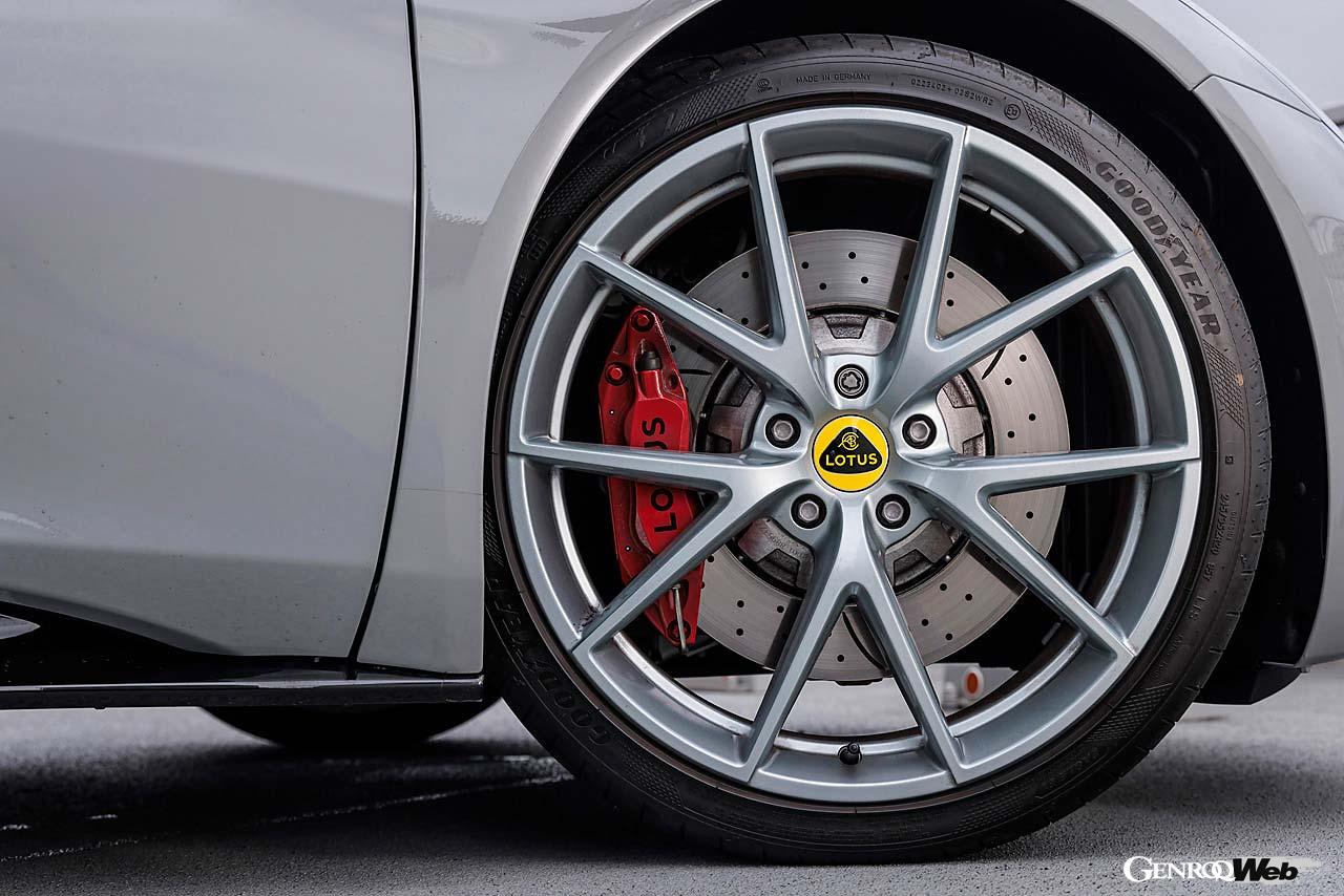 タイヤ＆ホイール、ブレーキのサイズもV6と直4はまったく同一。キャリパーのカラーはブラック、レッド、イエロー、シルバーから選択可。