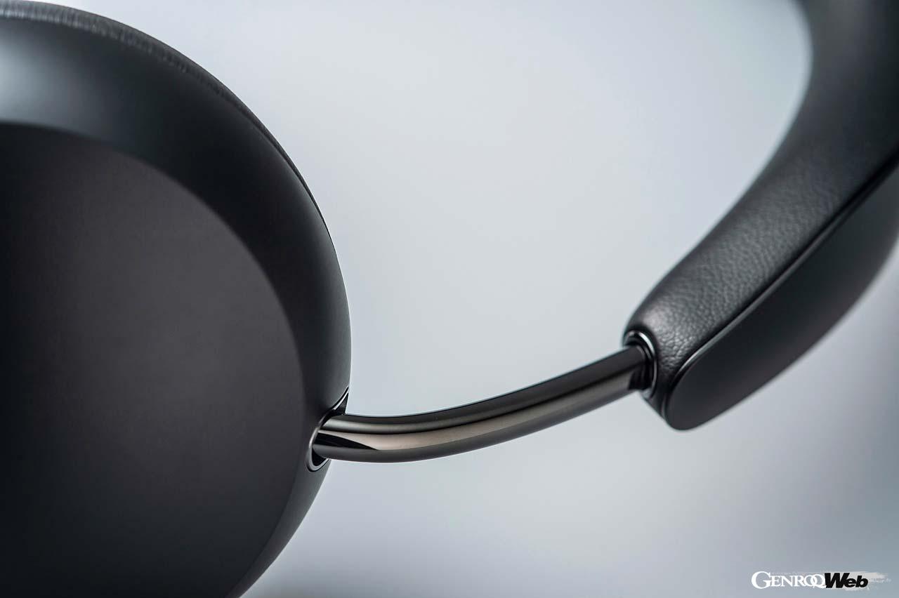 他のヘッドフォンでは味わえないスタイリッシュなデザインを採用。ステンレススチール製のバンドはスムーズに長さを調整できるので、頭部にしっかりフィットする。