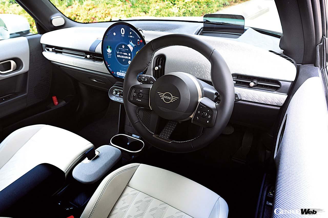 インパネやシートはICEとEVで共通。トリムラインは「エッセンシャル」「クラシック」「フェイバード」「JCW」の4種類で、試乗車は高級路線のフェイバードだった。ラゲッジルーム容量もICEとEVで差がなく、それぞれ210リットルとなる。