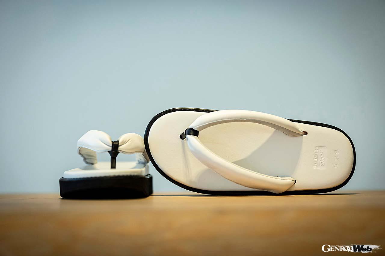 スニーカーの枠にとらわれないラインナップも豊富。鼻緒を備えた「TIGER SETTA NM」や、ビジネスシーンでも似合うフォーマルなシリーズもある。