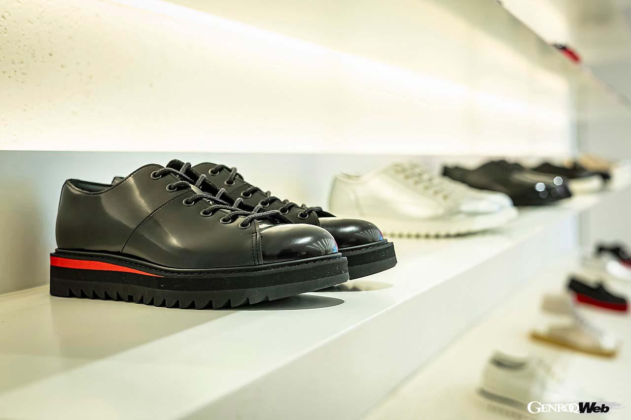 スニーカーの枠にとらわれないラインナップも豊富。鼻緒を備えた「TIGER SETTA NM」や、ビジネスシーンでも似合うフォーマルなシリーズもある。