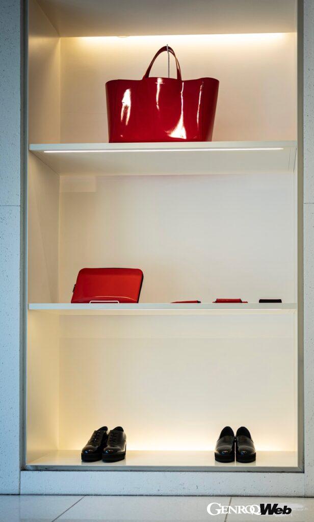 シューズだけでなくアパレルや小物類も充実。オニツカタイガーの世界観で全身をコーディネートすることができるのだ。