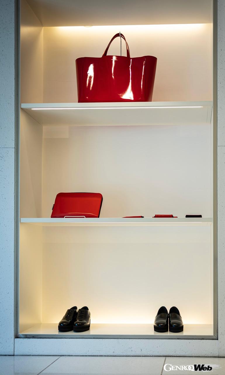 シューズだけでなくアパレルや小物類も充実。オニツカタイガーの世界観で全身をコーディネートすることができるのだ。