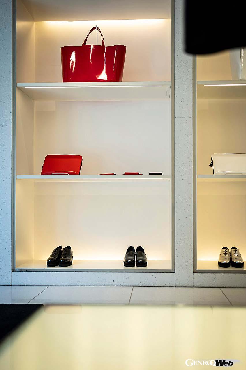 シューズだけでなくアパレルや小物類も充実。オニツカタイガーの世界観で全身をコーディネートすることができるのだ。