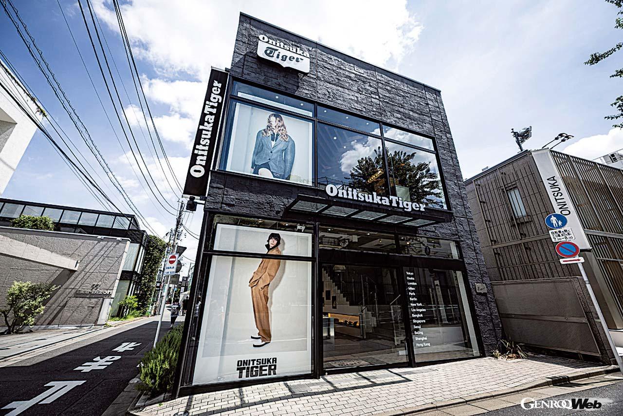 4つのラインを展開するオニツカタイガーは、それぞれ個性的な店舗を展開。店内の作りもラインの個性を反映したものだ。