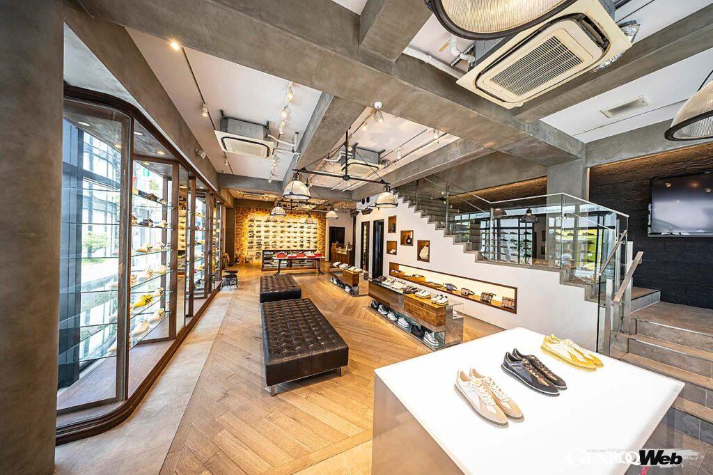 4つのラインを展開するオニツカタイガーは、それぞれ個性的な店舗を展開。店内の作りもラインの個性を反映したものだ。