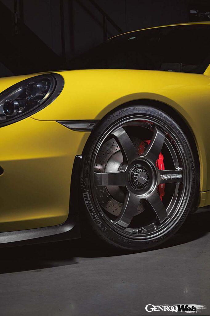 センターロックの鍛造1ピースホイール、限りなくレースマシンに近いオーラが醸し出されている。スポークに輝く“VOLK RACING”と“FORGED”の文字はレイズの特許技術であるA.M.T.によって刻まれたもの。ダイヤモンドダークガンメタ、ブロンズ(アルマイト)のカラー展開のほかに、特約店のみのオプションカラーとしてハイパーブルー、ハイパーレッド、そしてレーシンググリーンも用意されていて、アフターホイールならではのカスタマイズを楽しむこともできる。