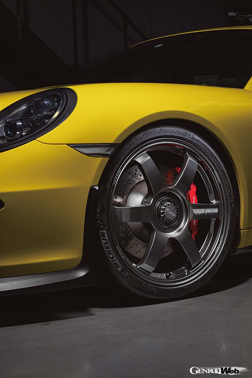 センターロックの鍛造1ピースホイール、限りなくレースマシンに近いオーラが醸し出されている。スポークに輝く“VOLK RACING”と“FORGED”の文字はレイズの特許技術であるA.M.T.によって刻まれたもの。ダイヤモンドダークガンメタ、ブロンズ（アルマイト）のカラー展開のほかに、特約店のみのオプションカラーとしてハイパーブルー、ハイパーレッド、そしてレーシンググリーンも用意されていて、アフターホイールならではのカスタマイズを楽しむこともできる。