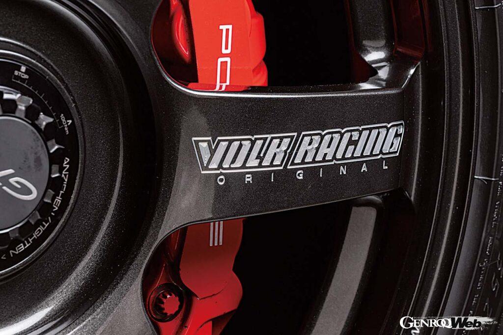 センターロックの鍛造1ピースホイール、限りなくレースマシンに近いオーラが醸し出されている。スポークに輝く“VOLK RACING”と“FORGED”の文字はレイズの特許技術であるA.M.T.によって刻まれたもの。ダイヤモンドダークガンメタ、ブロンズ(アルマイト)のカラー展開のほかに、特約店のみのオプションカラーとしてハイパーブルー、ハイパーレッド、そしてレーシンググリーンも用意されていて、アフターホイールならではのカスタマイズを楽しむこともできる。