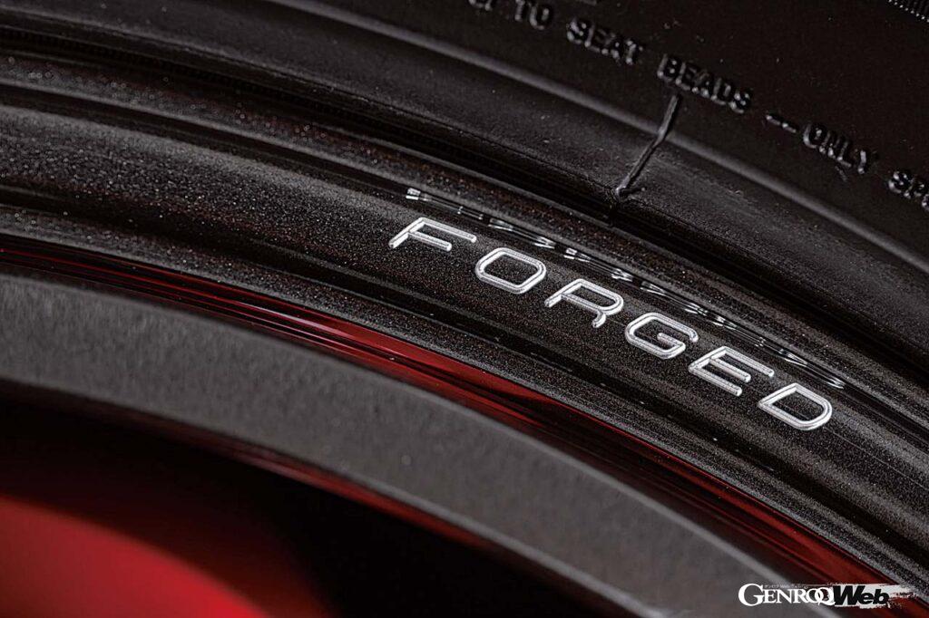 センターロックの鍛造1ピースホイール、限りなくレースマシンに近いオーラが醸し出されている。スポークに輝く“VOLK RACING”と“FORGED”の文字はレイズの特許技術であるA.M.T.によって刻まれたもの。ダイヤモンドダークガンメタ、ブロンズ(アルマイト)のカラー展開のほかに、特約店のみのオプションカラーとしてハイパーブルー、ハイパーレッド、そしてレーシンググリーンも用意されていて、アフターホイールならではのカスタマイズを楽しむこともできる。